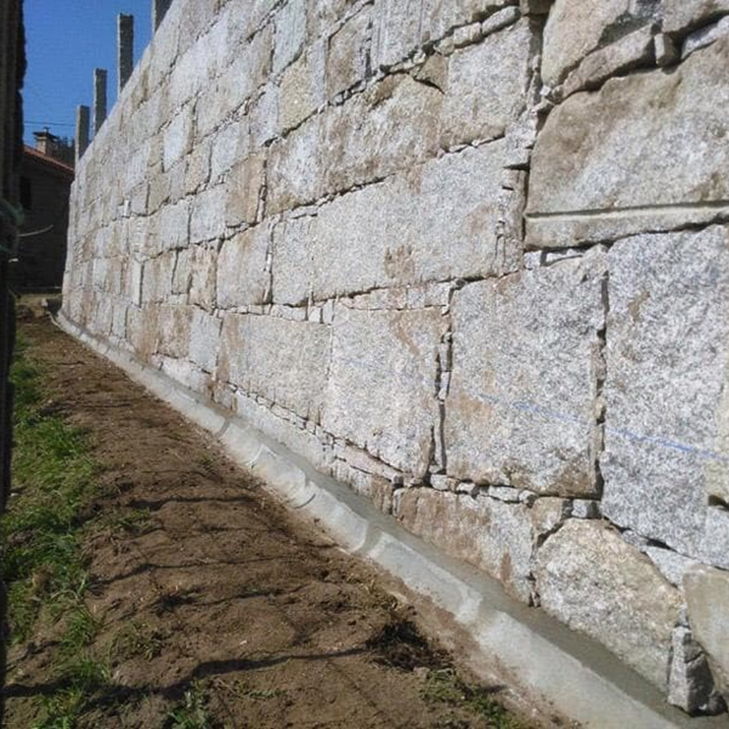 OBRA REALIZADA EN MATERIAL DE GRANITO DE ANCHOS Y ALTOS IRREGULARES MUROS DE CONTENCIÓN