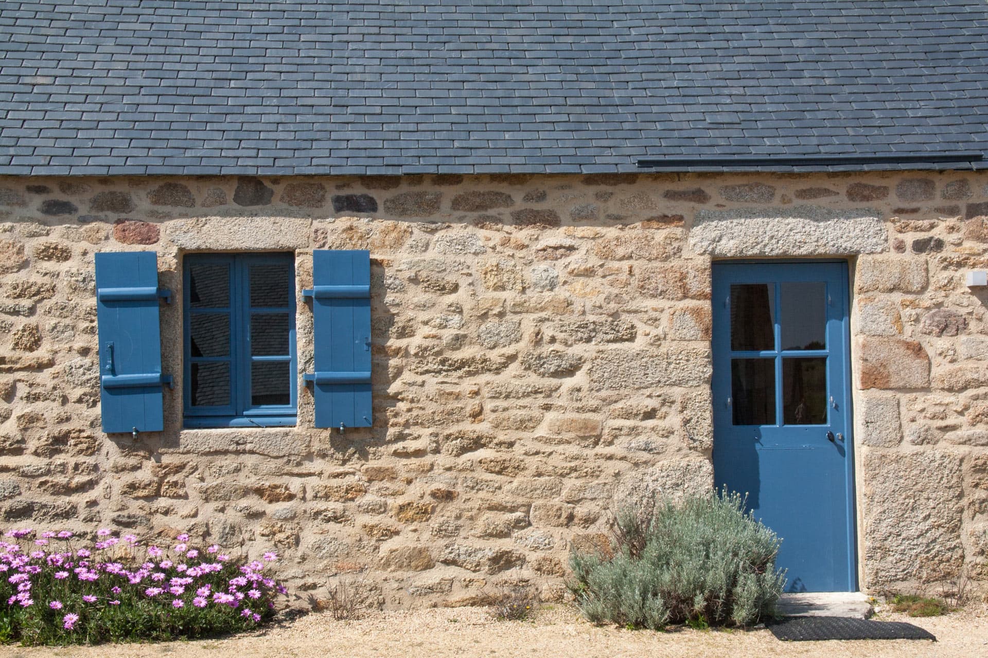 ¿Necesitas asesoramiento sobre el material de tu casa de piedra en Galicia? Llámanos